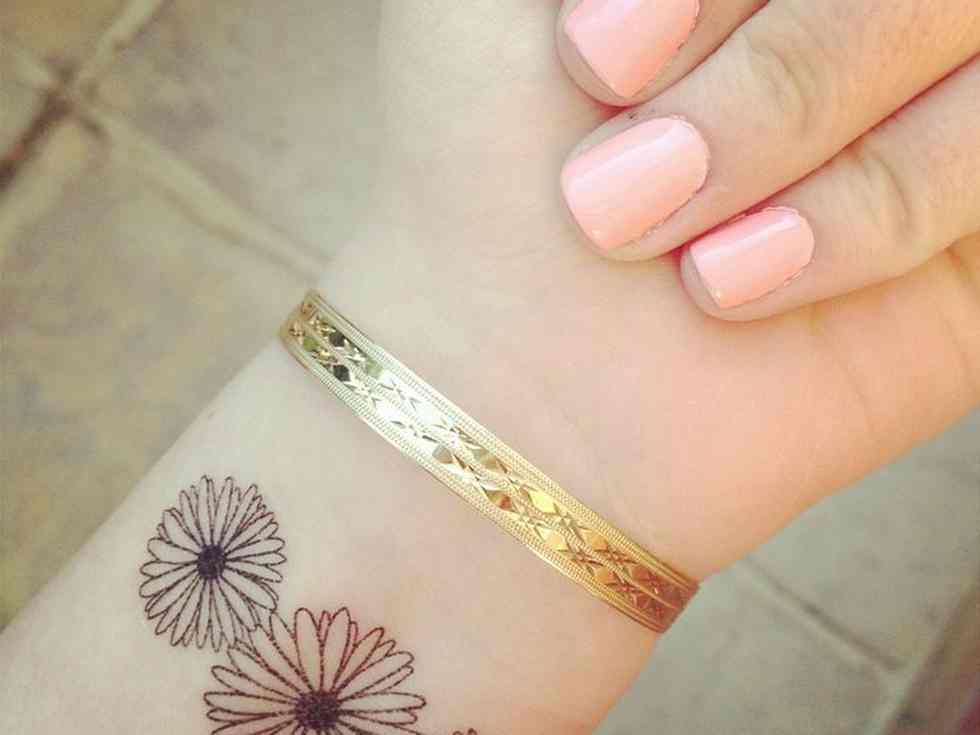 10 Lovely Flower Tattoos for Your Wrist