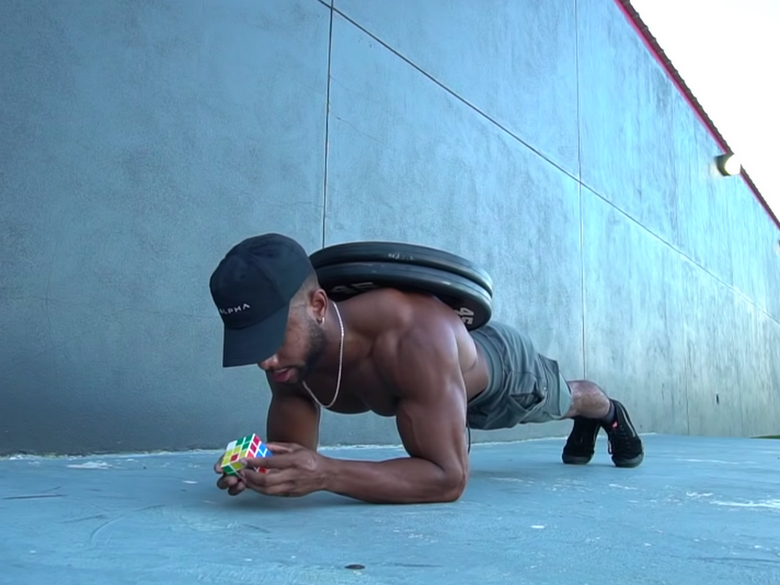 Watch This Bodybuilder Resolve a Rubik’s Dice Whereas Holding a Weighted Plank